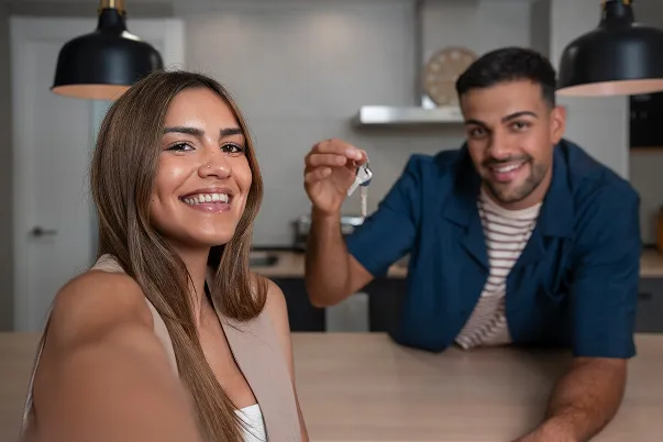 Couple souriant avec les clés